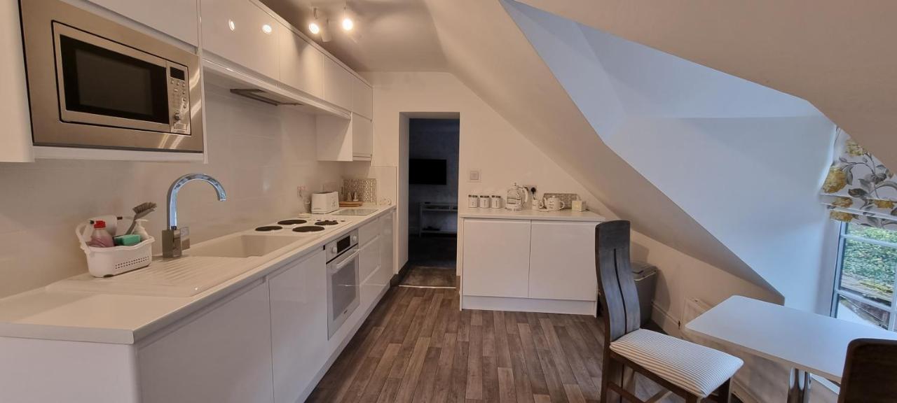 Modern And Spacious 2 Bedroom Apartment With Free Parking Glyn Ceiriog Bagian luar foto