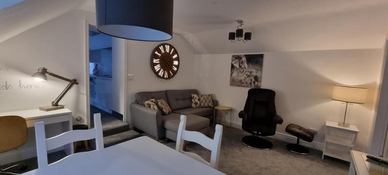 Modern And Spacious 2 Bedroom Apartment With Free Parking Glyn Ceiriog Bagian luar foto