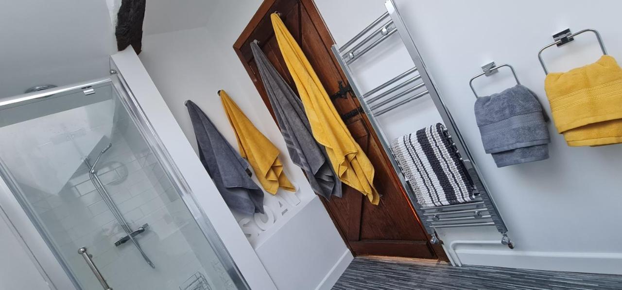 Modern And Spacious 2 Bedroom Apartment With Free Parking Glyn Ceiriog Bagian luar foto