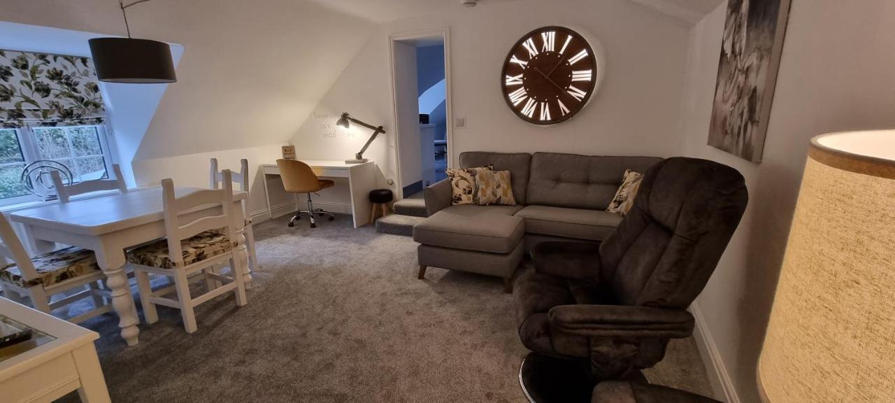Modern And Spacious 2 Bedroom Apartment With Free Parking Glyn Ceiriog Bagian luar foto