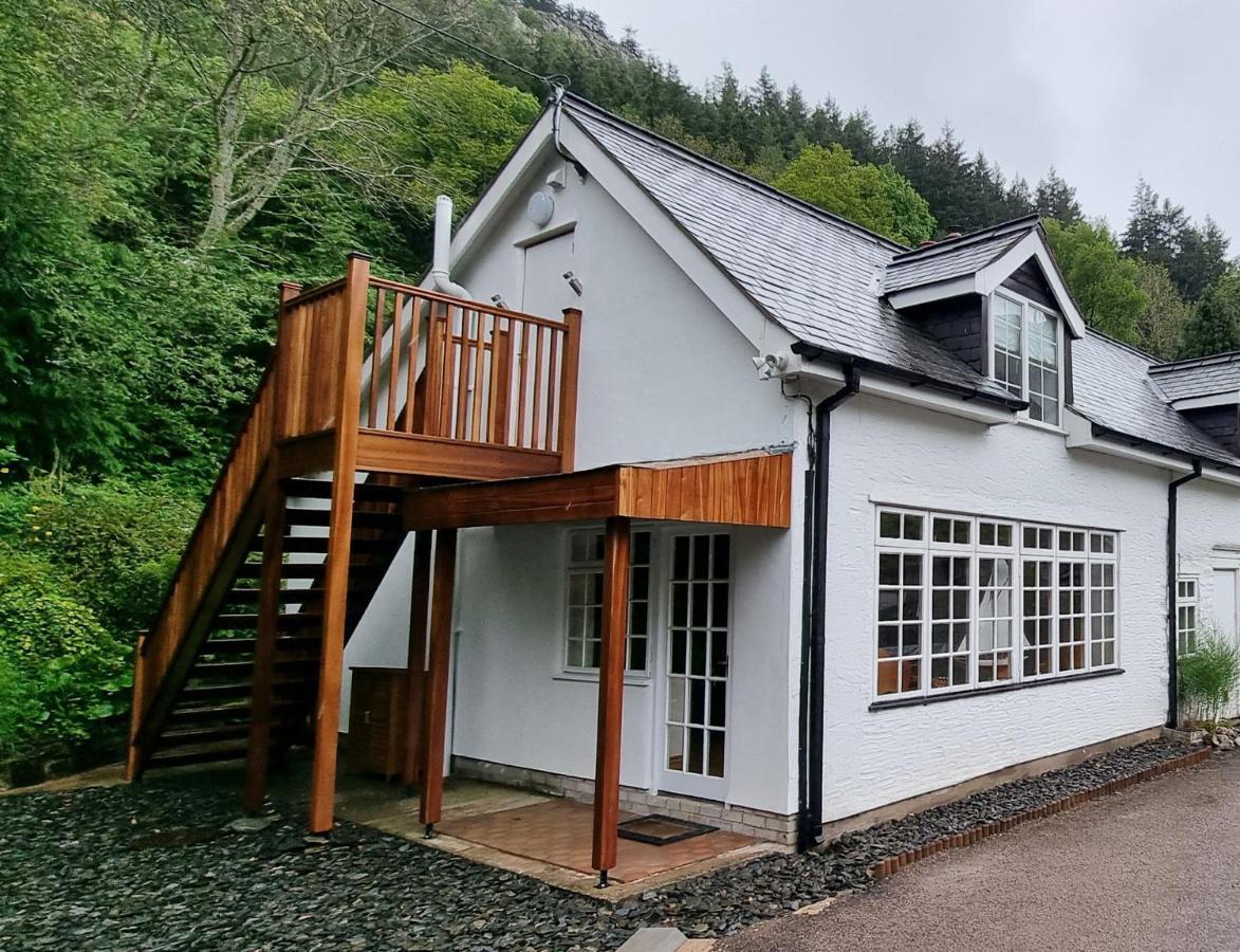 Modern And Spacious 2 Bedroom Apartment With Free Parking Glyn Ceiriog Bagian luar foto
