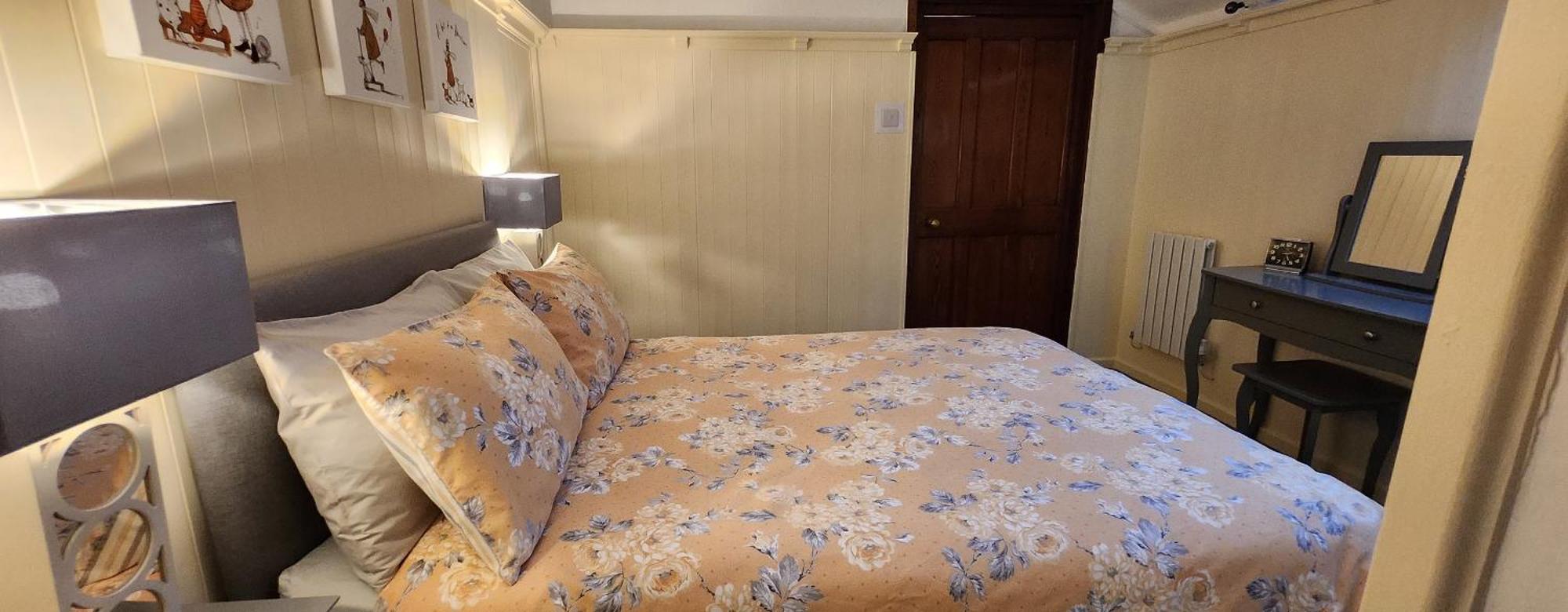 Modern And Spacious 2 Bedroom Apartment With Free Parking Glyn Ceiriog Bagian luar foto